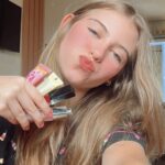 Lorena Queiroz Instagram - Eu nem gosto de gloss né ?! ✨💄