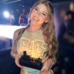 Lorena Queiroz Instagram - Que honra poder receber esse prêmio pela terceira vez e representar os jovens do futuro! Muito obrigada a todos que votaram em mim, as Lolonaticas (os), pq sem vcs nada disso estaria acontecendo. E que venham muitos mais #pjb 🩷
