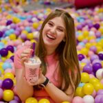 Lorena Queiroz Instagram - Gente!!!! A @bubblemixtea me convidou para provar o Moranguxo e não resisti! É um novo sabor feito com Danoninho 😍 e as poppings de morango que são bolinhas que estouram na boca. Eu ameiiii!!!!! Essa delícia é edição limitada para o Dia das Crianças até o dia 31/10, então corre para uma das mais de 70 lojas da Bubble Mix! E claro, além do Moranguxo, você não pode deixar de experimentar as outras opções do cardápio! *Encontre a loja mais próxima de você no site da Bubble Mix ou nos destaques do perfil @bubblemixtea #publi