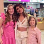 Lorena Queiroz Instagram - Dia de pré estreia de @standupofilme . Acho que meu sorriso diz tudo né pessoal?! Eu tô muito feliz!!!!! Eu amei o filme , amei a minha família, amei poder ver a estreia do Enrico , amei tudo!!!!!! 📸 @betomellaofoto