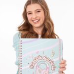 Lorena Queiroz Instagram - Genteee! Querem saber meu segredo para ficar ainda mais descolada e produtiva no meu dia a dia? Dá só uma olhada nessa coleção de cadernos, blocos e fichários exclusivos da Merci Papelaria Fina!!! E olha só, gente! A Merci está com um cupom especial com X% OFF por tempo limitado para essa coleção que está acabando hein! Corre, entre no perfil da @mercipapelariafina, clique no link do site na bio deles e peça já o seu. Eles enviam para todo o Brasil!