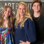 Lorena Queiroz Instagram - Realizamos um lindo evento teen para nosso público de Uberaba com a presença da @lorenaqueiroz e @theomedon ✨ Uma noite de muito aprendizado sobre cuidados com a pele na juventude e festa garantida com nossos convidados especiais 💖 Além de todo cuidado com a pele, reforçamos nossa missão de cuidar do meio ambiente ensinando o descarte correto dos produtos de Skincare. Acreditamos na importância de falar com a juventude sobre o assunto o quanto antes! Quer saber mais sobre? Acompanhe nosso perfil e dos nossos pacientes @lorenaqueiroz e @theomedon #CuidadosComAPele #CuidadoComAPeleNaJuventude #LorenaQueiroz #TheoMedon