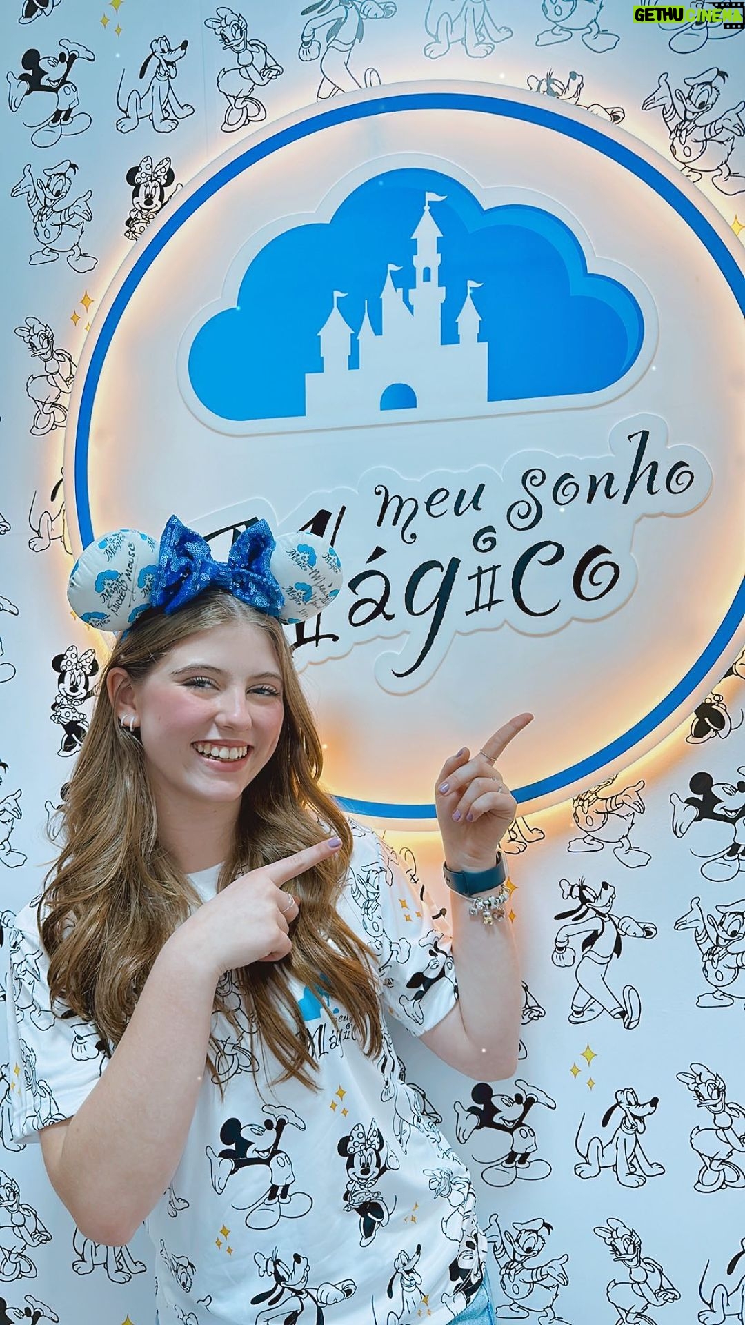 Lorena Queiroz Instagram - Bora pra Disney comigo e meu amigo @theomedon em Janeiro de 2024?? Nosso grupo será guiado pela @meu.sonho.magico * Adolescentes a partir de 12 anos, podem viajar desacompanhados dos responsáveis, na companhia dos guias da agência. * Fale com um consultor no WhatsApp (11)937701313