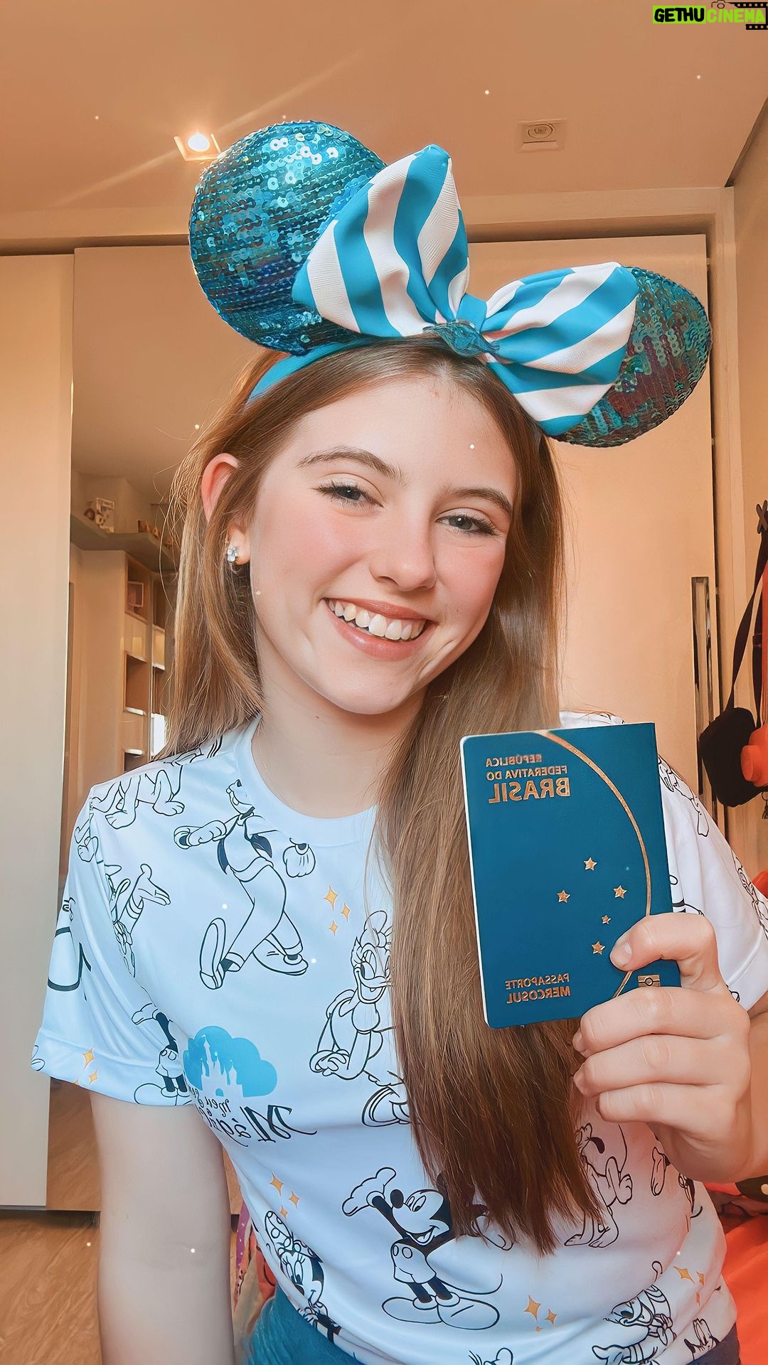 Lorena Queiroz Instagram - Bora pra DISNEY ORLANDO com a @meu.sonho.magico em Janeiro de 2024 e você pode vir comigo? 🥰 Será uma viagem INCRÍVEL com muita DIVERSÃO em terras mágicas! Conheça o PACOTE guiado: ✨Aéreo ida e volta SP x ORLANDO (Adaptamos para sua região) ✨Hospedagem 9 noites ROSEN INN ✨Transfers privativo ✨4 Parques DISNEY ✨2 Parques UNIVERSAL ✨Tour de compras WALMART ✨Tour de compras PREMIUM OUTLET ✨Tour de compras FLÓRIDA MALL ✨Tour de compras ROSS/FIVE BELLOW/DOLLAR TREE ✨Passeios DISNEY SPRINGS e CITYWALK ✨Seguro 65mil dólares ✨Guiamento tempo integral ✨Acompanhamento de menor ✨Assessoria passaporte e visto ✨Suporte e reunião pré-embarque ✨Kit viagem ☎️ Fale com um consultor MSM WhatsApp 11 93770 1313 AGÊNCIA 11 4990 7500 www.meusonhomagico.com.br