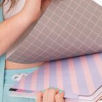 Lorena Queiroz Instagram - Genteee! Querem saber meu segredo para ficar ainda mais descolada e produtiva no meu dia a dia? Dá só uma olhada nessa coleção de cadernos, blocos e fichários exclusivos da Merci Papelaria Fina!!! E olha só, gente! A Merci está com um cupom especial com X% OFF por tempo limitado para essa coleção que está acabando hein! Corre, entre no perfil da @mercipapelariafina, clique no link do site na bio deles e peça já o seu. Eles enviam para todo o Brasil!