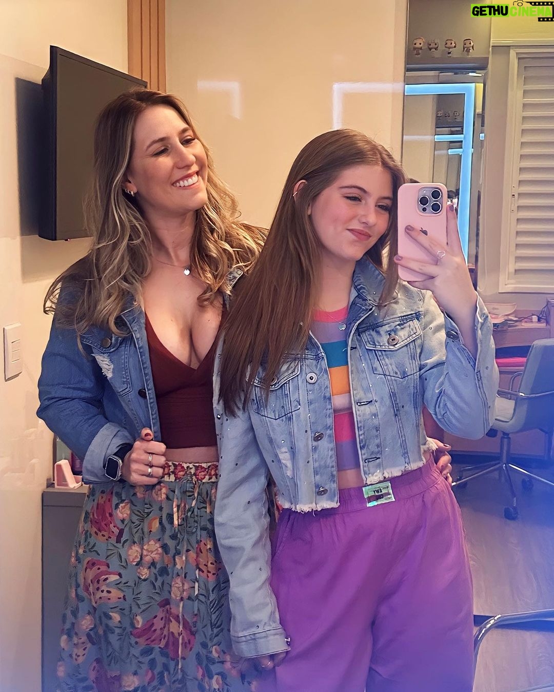 Lorena Queiroz Instagram - MÃE!!! Chegou o seu dia e eu to passando aqui p te desejar PARABÉNS! Obrigada por sempre estar do meu lado, me apoiando, batalhando pelas nossas conquistas, obrigada por ser essa mãe gata, maravilhosa, que me ensinar, me ajuda, minha parceira p tudo, saiba que vc é a melhor mãe do mundo. Vc é um dos melhores presente de Deus me deu! Que a gente tenha muitos, e muitos anos de vida juntas, que Deus te abençoe e te ilumine, ilumine o seu caminho e muito sucesso! Eu to aqui com vc sempre! Aproveita muito o seu dia pq vc merece!!!! EU TE AMO MUITO!!!!!! 🫶🏻 @gabiqueiroz20