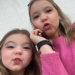 Lorena Queiroz Instagram - MÃE!!! Chegou o seu dia e eu to passando aqui p te desejar PARABÉNS! Obrigada por sempre estar do meu lado, me apoiando, batalhando pelas nossas conquistas, obrigada por ser essa mãe gata, maravilhosa, que me ensinar, me ajuda, minha parceira p tudo, saiba que vc é a melhor mãe do mundo. Vc é um dos melhores presente de Deus me deu! Que a gente tenha muitos, e muitos anos de vida juntas, que Deus te abençoe e te ilumine, ilumine o seu caminho e muito sucesso! Eu to aqui com vc sempre! Aproveita muito o seu dia pq vc merece!!!! EU TE AMO MUITO!!!!!! 🫶🏻 @gabiqueiroz20