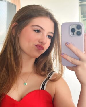 Lorena Queiroz Instagram - Amo uma #selfie mas nunca posto ☺️