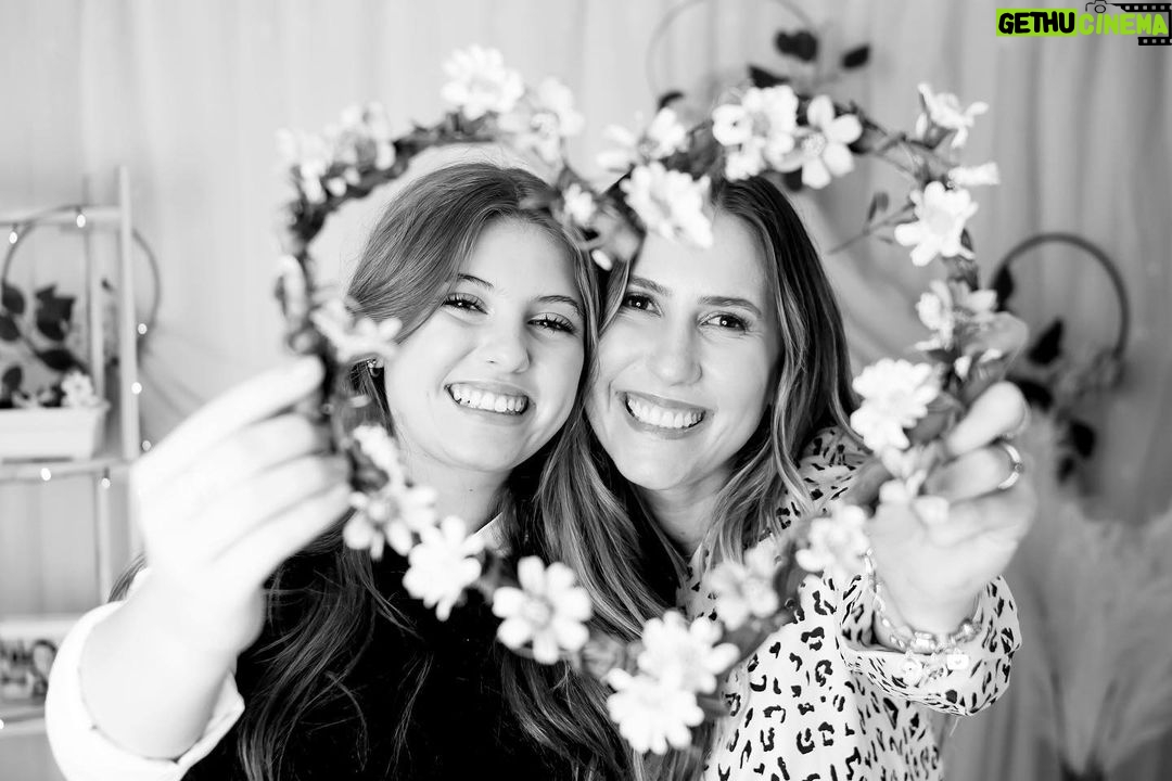 Lorena Queiroz Instagram - Feliz dia das mães p todas as mãe e p minha tbm! Mãe aproveita muito esse dia!!! Muito obrigada por tudo, por sempre estar do meu lado, me apoiar e sempre me ajudar em tudo. Vc é uma guerreira que batalha p eu e o Enrico sempre termos o melhor. Amo as nossas conversas, risadas e amo ter vc por perto! Obrigada por tudo ! Te amo muitoooooo! @lizfotografia.sp