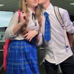 Lorena Queiroz Instagram - EXCLUSIVO: O MOMENTO TÃO ESPERADO CHEGOU! 🥹💛 Nós já sabíamos que a Lorena Queiroz (@lorenaqueiroz) e o Théo Medon (@theomedon) seriam par romântico em um clipe da cantora, mas não imaginávamos que estaria tão maravilhoso! “Estou muito feliz por ser o primeiro crush oficial da Lo. Além, claro, da nossa relação de amizade, já fizemos muitas coisas juntos na música e, agora, estamos juntos nessa nova fase dela e mais madura para nós dois. É sempre bom trabalhar com nossos amigos”, celebra ele. “Confesso que já tive um crush no Théo. Eu o adoro, o admiro”, elogia Lorena, que se diverte ao lembrar da história com o amigo. O clipe será oficialmente lançado nesta sexta (5), às 10h, no canal oficial da Lorena no Youtube, mas a artista já nos deu esse gostinho e estamos apaixonados pela produção 🫶🏽 Além do Théo, outros artistas também participaram do clipe: Henrique Bonadio (@henriquebonadio), Vini Pieri (@viniciuspierioficial) e João Pedro Delfino (@joaopedrodelfino).