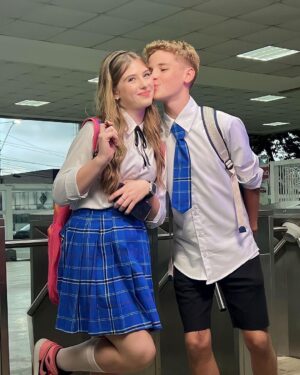Lorena Queiroz Instagram - Expectativa: ganhar um beijo do crush 😍
Realidade: roubei um beijo do crush 🤪
Aguardem …. Dia 05/05