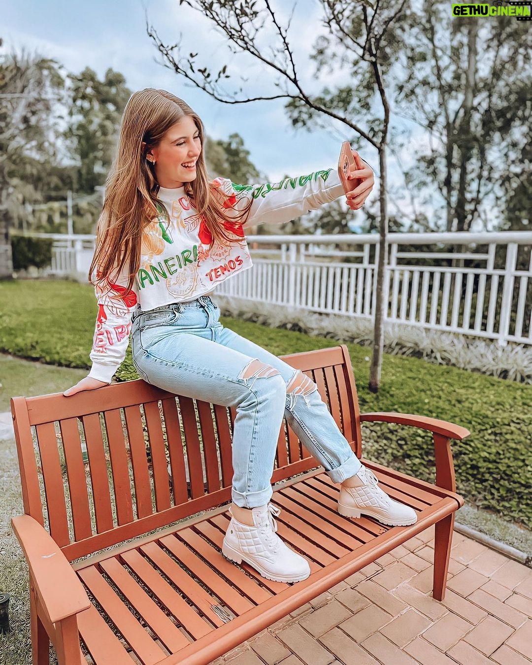 Lorena Queiroz Instagram - #MeuMomentoPinkCats favorito é fazer fotos e vídeos pra vocês . Ahh também amo um bom livro. E vocês? Me contem aqui qual é seu momento favorito postando uma foto bem legal marcando a @pinkcatsoficial e a #MeuMomentoPinkCats