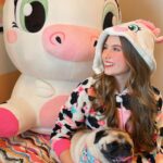 Lorena Queiroz Instagram - O bicho da vez aqui em casa. Até a Charlotte já se rendeu. Fala sério. Não é a coisa mais fofa do muuuundo? @mundopuket #bichodavez #vaca #puket
