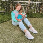 Lorena Queiroz Instagram - #MeuMomentoPinkCats favorito é fazer fotos e vídeos pra vocês . Ahh também amo um bom livro. E vocês? Me contem aqui qual é seu momento favorito postando uma foto bem legal marcando a @pinkcatsoficial e a #MeuMomentoPinkCats