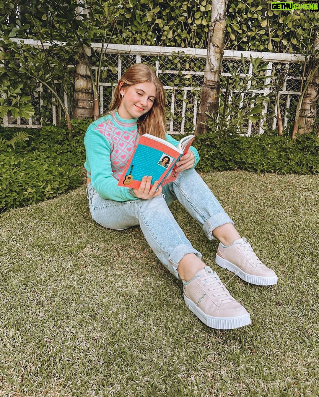 Lorena Queiroz Instagram - #MeuMomentoPinkCats favorito é fazer fotos e vídeos pra vocês . Ahh também amo um bom livro. E vocês? Me contem aqui qual é seu momento favorito postando uma foto bem legal marcando a @pinkcatsoficial e a #MeuMomentoPinkCats