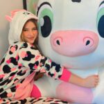 Lorena Queiroz Instagram - O bicho da vez aqui em casa. Até a Charlotte já se rendeu. Fala sério. Não é a coisa mais fofa do muuuundo? @mundopuket #bichodavez #vaca #puket