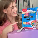 Lorena Queiroz Instagram - Volta às aulas está chegando, e estou super ansiosa para mostrar meus novos materiais para vocês! Este ano, a @MapedBrasil vai tornar esse período ainda mais divertido, especialmente com seus lançamentos: Infinity e Smiling Planet. Ah, sem contar na incrível linha de coloração Color’Peps, que oferece as melhores cores e cobertura! Comentem o que mais gostaram 💜 #voltaasaulasmaped