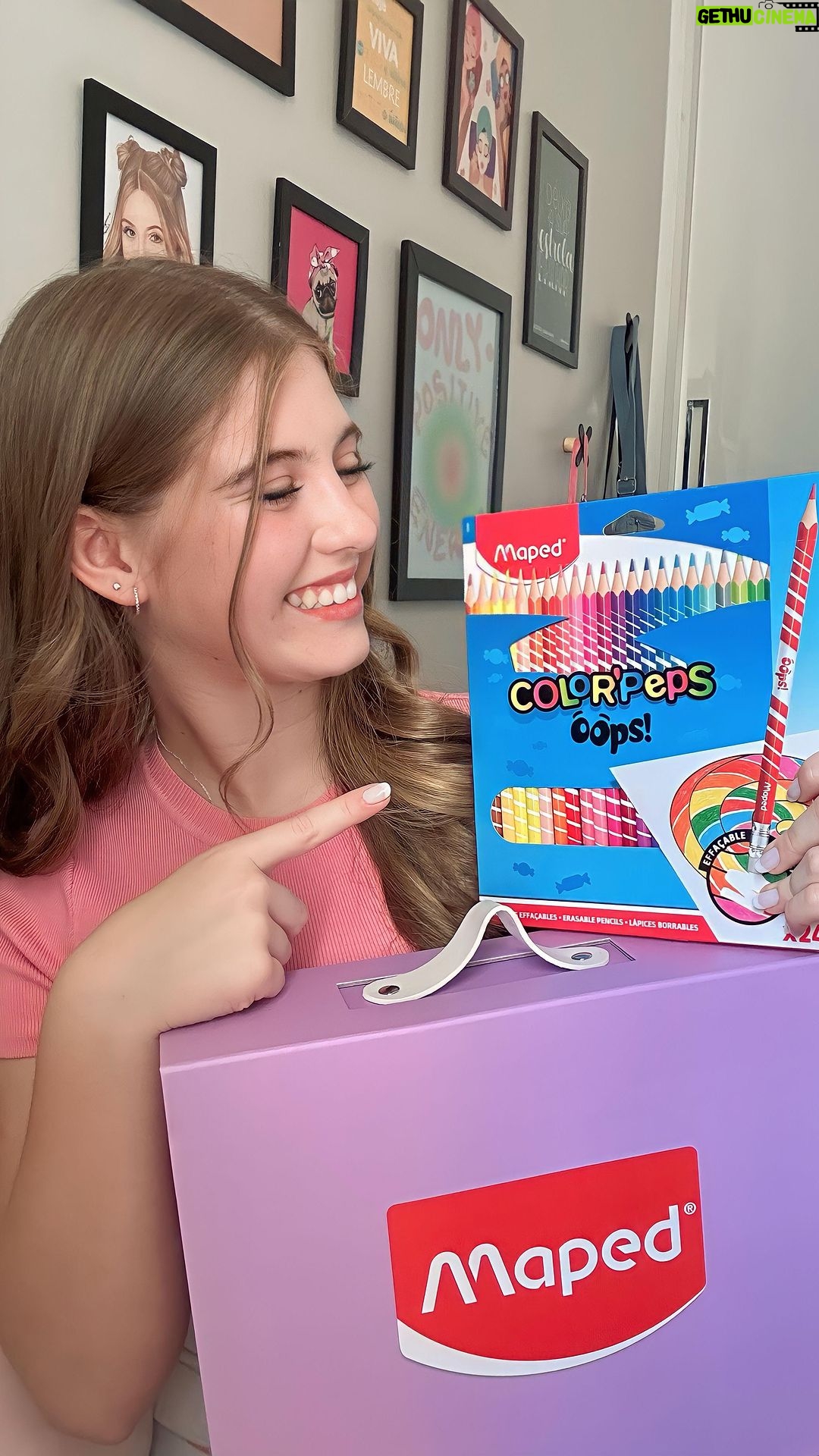 Lorena Queiroz Instagram - Volta às aulas está chegando, e estou super ansiosa para mostrar meus novos materiais para vocês! Este ano, a @MapedBrasil vai tornar esse período ainda mais divertido, especialmente com seus lançamentos: Infinity e Smiling Planet. Ah, sem contar na incrível linha de coloração Color’Peps, que oferece as melhores cores e cobertura! Comentem o que mais gostaram 💜 #voltaasaulasmaped