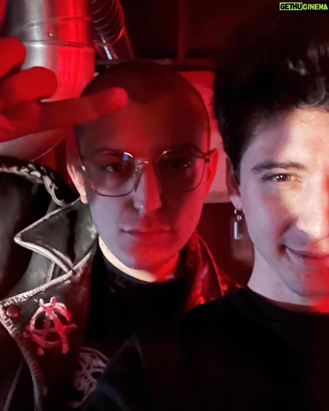 Lorenzo Ostuni Instagram - Non sono più il primo youtuber in Italia, festeggiamo 🎉