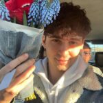 Lorenzo Ostuni Instagram - birthday boy ti ringrazia per gli auguri e ti porge dei fiori, che fai?