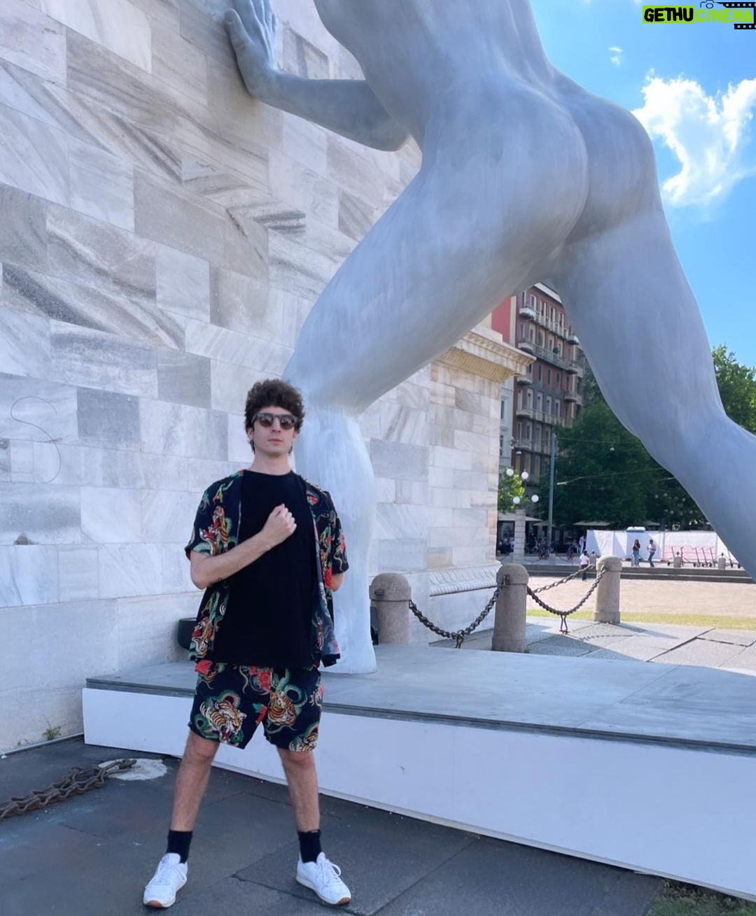 Lorenzo Ostuni Instagram - Ma esiste qualcuno che si da un tono con la Corona?