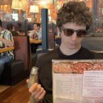 Lorenzo Ostuni Instagram - Foto in California, dopo aver ordinato una pizza il cameriere mi porta del pepe chiedendomi se voglio usarlo per condirla. La mia risposta dopo lo swipe