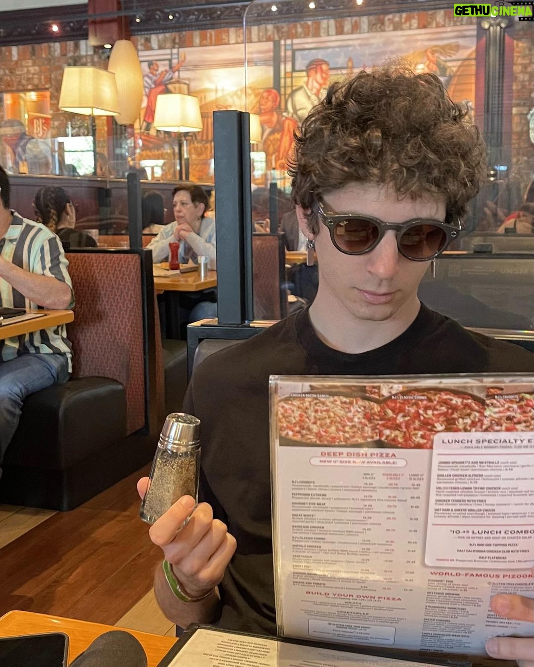 Lorenzo Ostuni Instagram - Foto in California, dopo aver ordinato una pizza il cameriere mi porta del pepe chiedendomi se voglio usarlo per condirla. La mia risposta dopo lo swipe