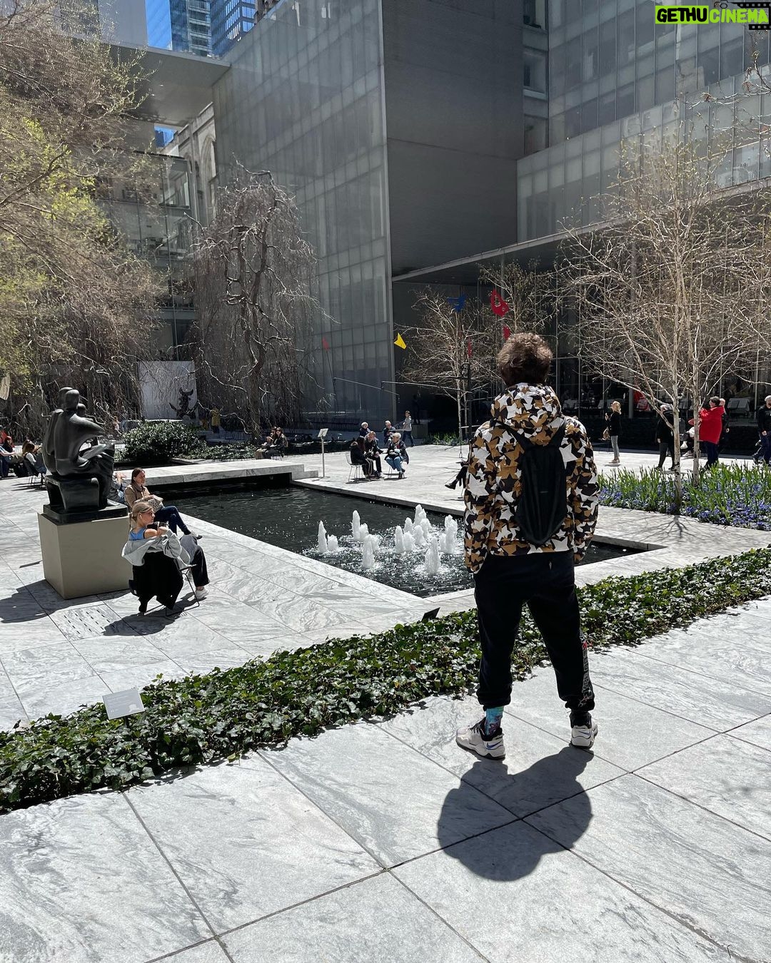 Lorenzo Ostuni Instagram - 🇮🇹 Scatti rubati 🇺🇸Rubed Scats Sto preparando il prossimo video, se non avete ancora visto quello di ieri recuperatelo, tranne chi mi ha dato la patente se può gentilmente non guardarlo sarebbe meglio (tanto lo so che mi segui su Instagram) New York City, N.Y.