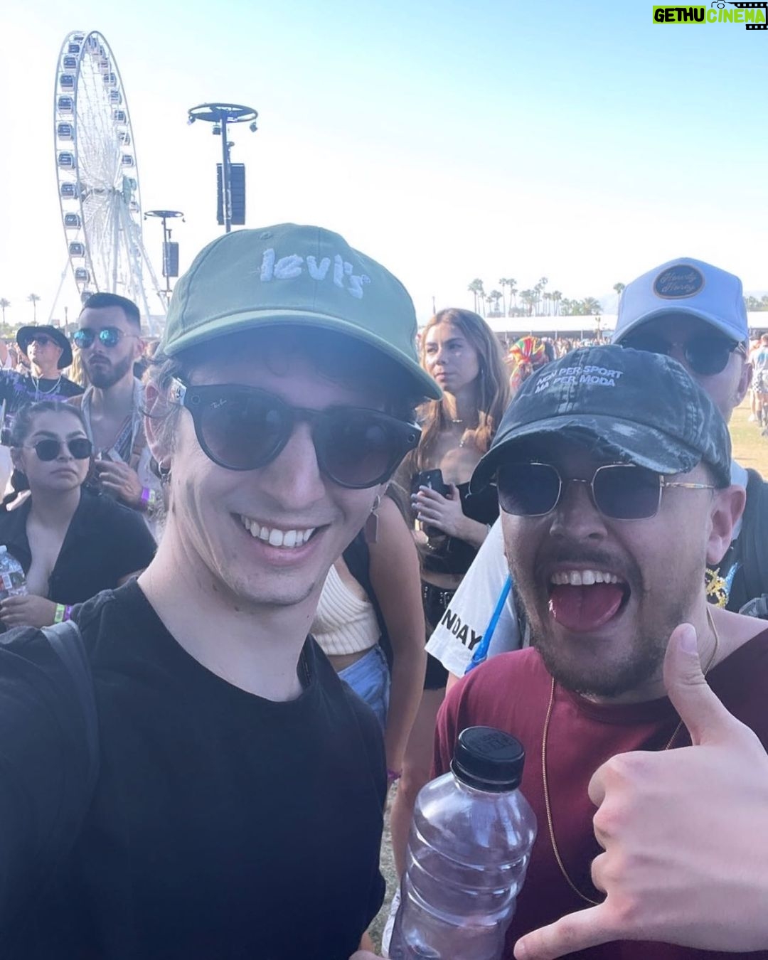 Lorenzo Ostuni Instagram - Coachella 🇺🇸🎉 È da stamattina che @surry continua ad offrirmi quell’acqua ma non mi fido Coachella Music Festival