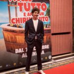 Lorenzo Ostuni Instagram - Da buon Milanese Imbruttito quale sono non potevo non fare un cameo nel film ufficiale. Vi aspetto al cinema, in tutte le sale dal 7 Dicembre 🍿  #MolloTuttoEAproUnChiringuito #IlMilaneseImbruttitoIlFilm #MolloTuttoEVadoAlCinema #adv