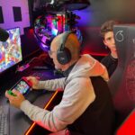 Lorenzo Ostuni Instagram - Sono contento del fatto che mio padre, colui che mi ha introdotto ai videogiochi, senza il quale non sarei qua, non sia in grado di fare una curva decente su Mario Kart. Se anche tu vuoi sapere come se la cavano i tuoi ai videogiochi, con @vodafoneit hai la possibilità di avere una Nintendo Switch ad un prezzo vantaggioso con una rete fissa davvero super potente. Sapevatelo. #ad