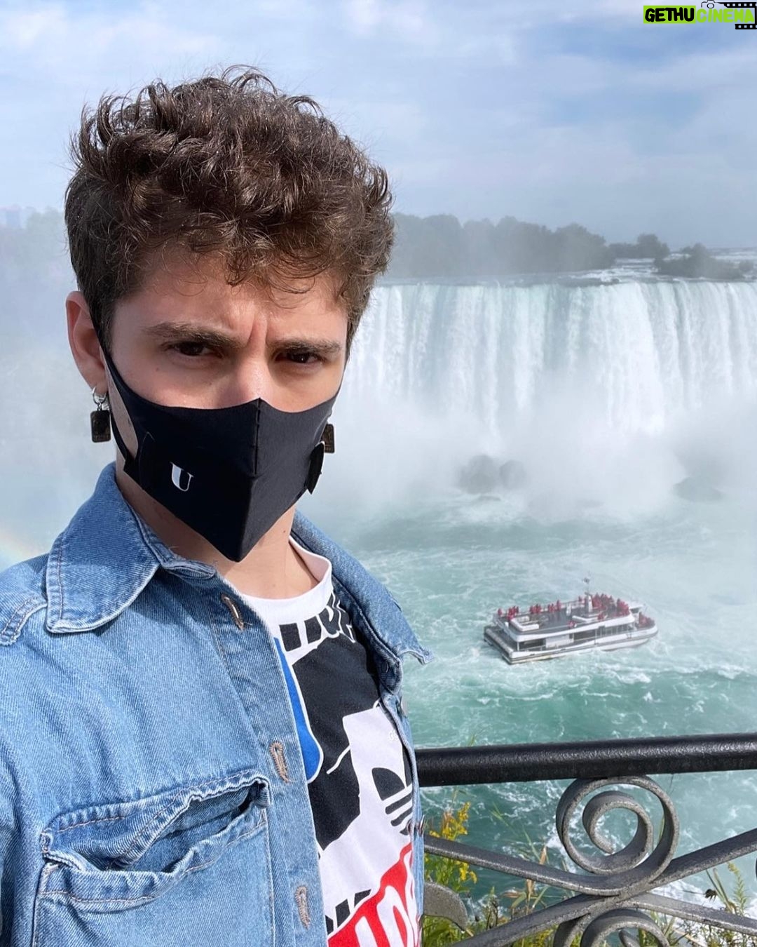 Lorenzo Ostuni Instagram - prima/dopo tutto normale raga Niagara Falls, Ontario, Canada