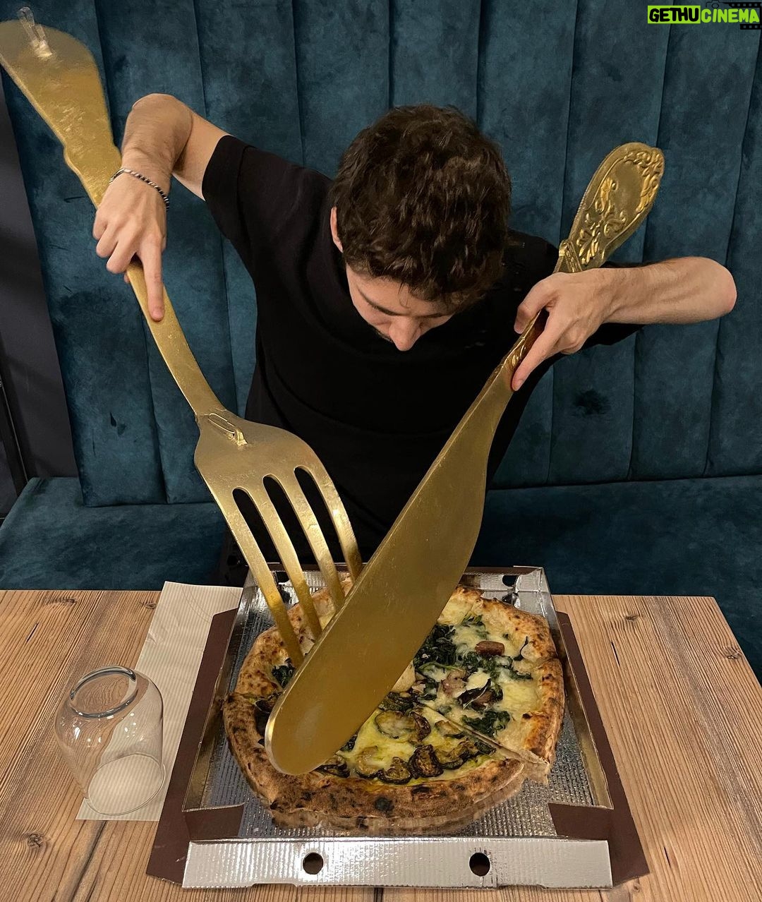 Lorenzo Ostuni Instagram - Io mentre la gente mi parla della sua dieta