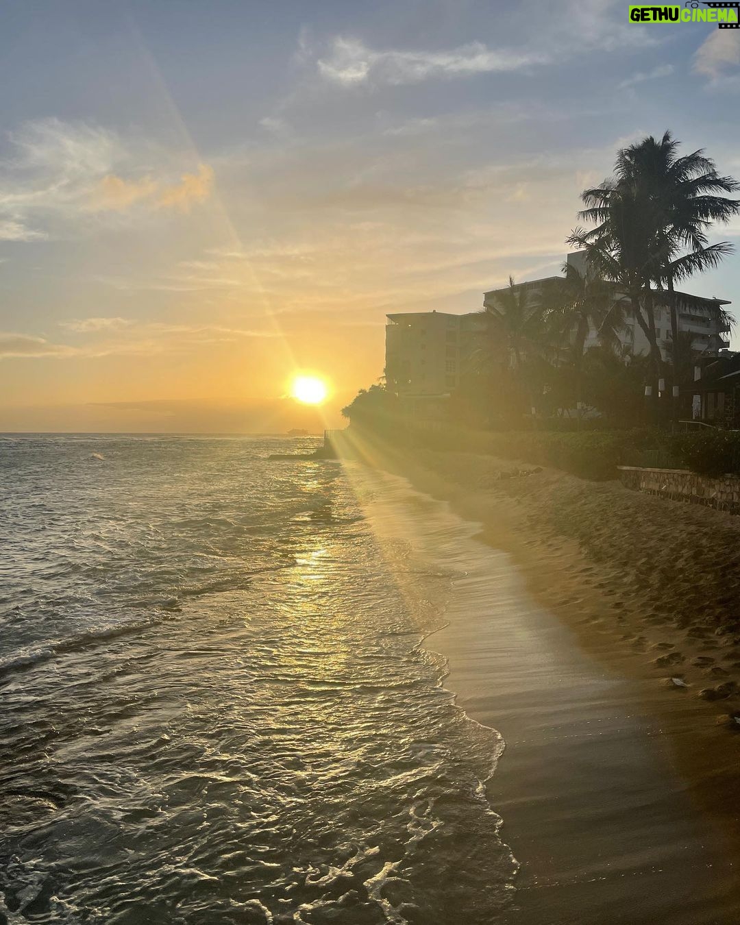 Lorenzo Ostuni Instagram - Come sono realmente le Hawaii 🏝 Prima parte online ora sul canale, fatemi sapere che ne pensate ✌🏻