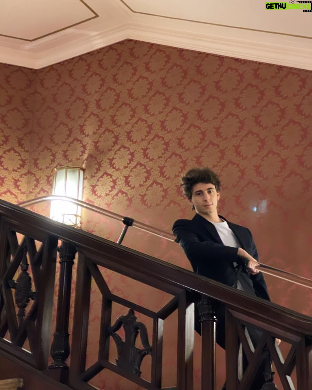 Lorenzo Ostuni Instagram - Vendo specchio, contattate in privato. Scarpe già vendute