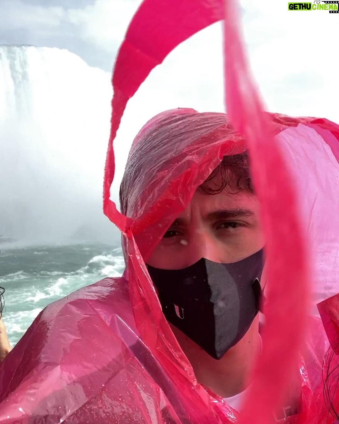 Lorenzo Ostuni Instagram - prima/dopo tutto normale raga Niagara Falls, Ontario, Canada