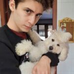 Lorenzo Ostuni Instagram - È ormai da un intero mese che sono fuori di casa, se ci rimango ancora un po' apro un canale fashion col mio cane. Settimana prossima @vodafoneit terminerà i lavori, e ancora NON ho idea di cosa abbiano fatto, magari torno e ho il divano rosa. Non vedo l'ora di poter condividere con voi la mia gaming room, ormai ci siamo 🐶 #playfaster