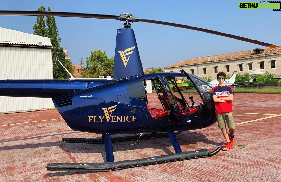 Lorenzo Ostuni Instagram - Te vai pure in macchina 🚁 Venice, Italy