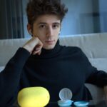 Lorenzo Ostuni Instagram - La custodia delle mie nuove cuffie bluetooth elimina il 99,9% dei batteri che si annidano su di esse. Il batterio rimanente, sono io. #RefreshYourSound #LGTONEFree #LG