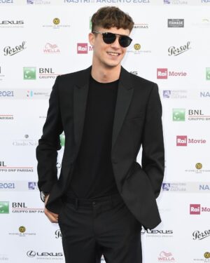 Lorenzo Zurzolo Instagram - Nastro d’Argento 2021 premio Persol “Personaggio dell’anno” per il film Morrison. Grazie al Sindacato Nazionale Giornalisti Cinematografici e @persol per questo importante riconoscimento e a Federico Zampaglione e Pegasus per averlo reso possibile! ❤️

@giorgioarmani 
@bulgari