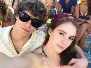 Lorenzo Zurzolo Instagram - #sottoilsolediriccione è il film più visto su @netflixit 
grazie a tutti
