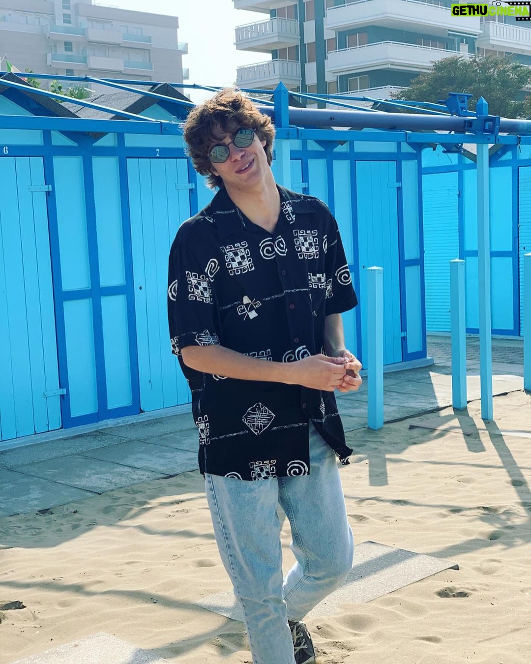 Lorenzo Zurzolo Instagram - Sotto il sole di Riccione... 😎😎🐵 @netflixit @younutsprod