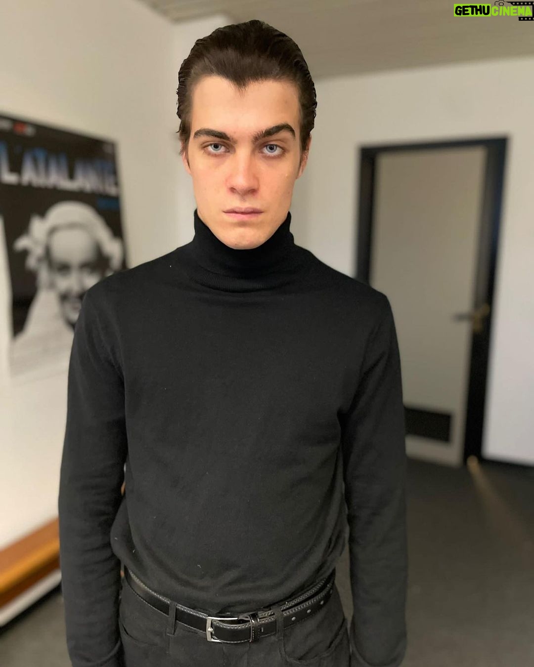Lorenzo Zurzolo Instagram - “Diabolik Chi sei? “Ora al cinema! 🥷 Per me è stato un onore e una figata partecipare a questo film e interpretare il giovane diabolik, vi aspetto al cinema ! ❤️ Grazie @mmanetti bros @rai_cinema @mompracemfilm @01distribution e a tutto il cast @giacomo_gianniotti @mirimeo @monicabellucciofficiel @piergb @chiaramartegiani @carolcrasher @paolocalabresi @andreaa_arru @maxgazze @diabolikfilm @moviement_agenzia @fabriziorossimarcelli @fferretti3 @therumorsufficiostampa @giannigallipress