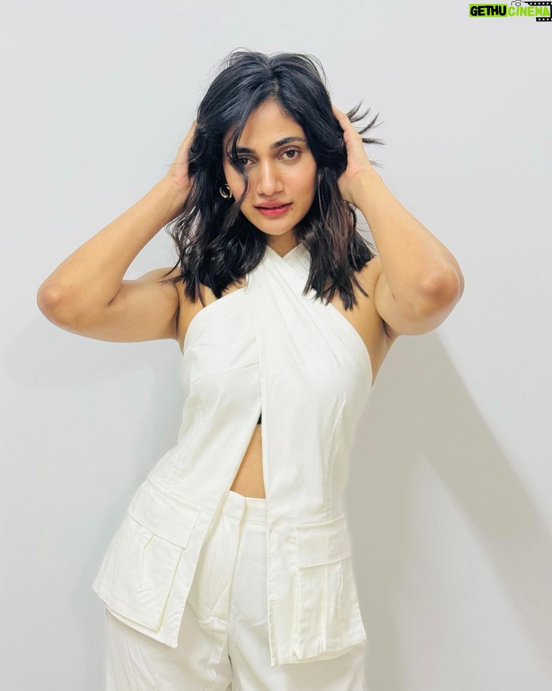 Losliya Mariyanesan Instagram - Overflowing with gratitude 🤍🤍