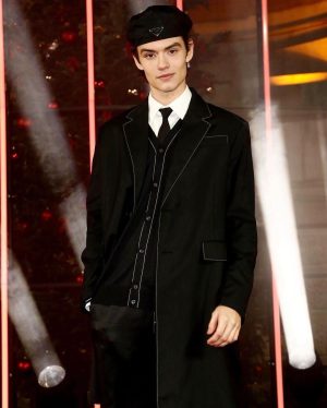 Louis Partridge Instagram - British fashion awards thank you @prada for havin me 🖤🖤