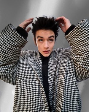 Louis Partridge Instagram - To see these clothes worn by an actual model, watch ‘Le Défilé’ 🤪 @amiparis #AmiFW21 ❤️