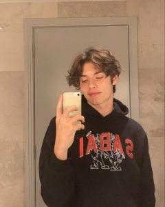 Louis Partridge Instagram - 5 HUNDRED FOLLOWERS!!! 😫That’s a lot of people....you guys are crazy, thank you all🤍💙 and thanks for the hoodie @sabaixsabai