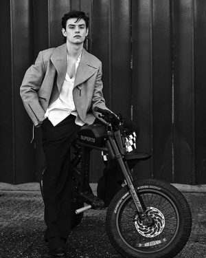 Louis Partridge Instagram - ICON Italy Magazine 

@pistol
@charliegraystudio 
@thebradylea 
@chrisbrownstylist 
@publiceyecomms 
@prada

@iconmagazine @andreatenerani 🤍