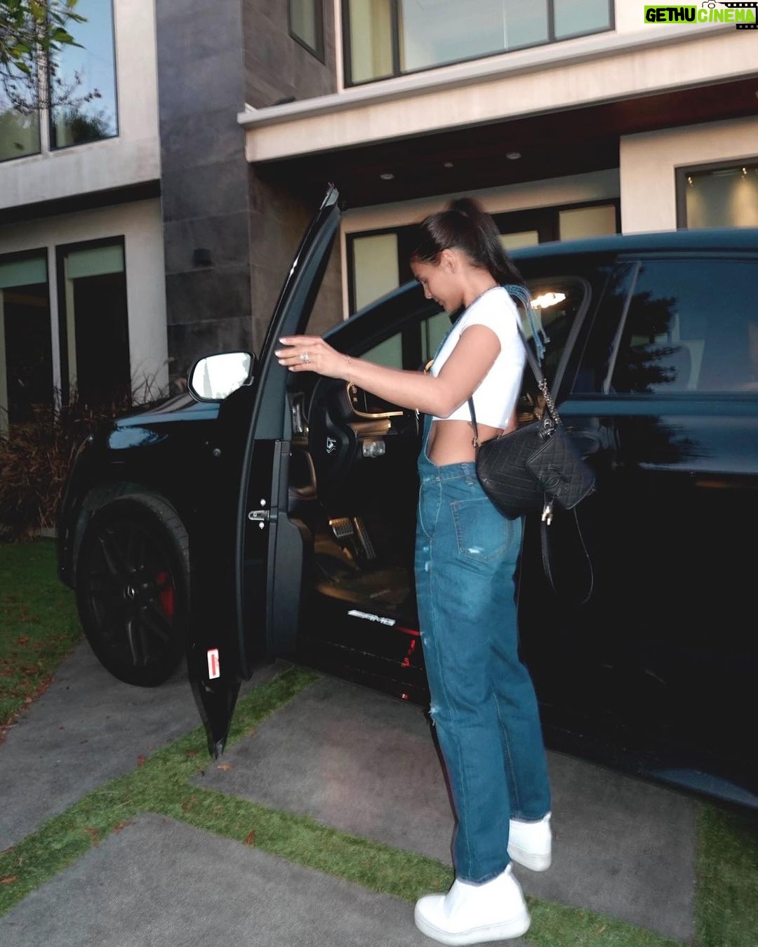 Lovi Poe Instagram - Making my way downtown…🎶 Los Angeles, California