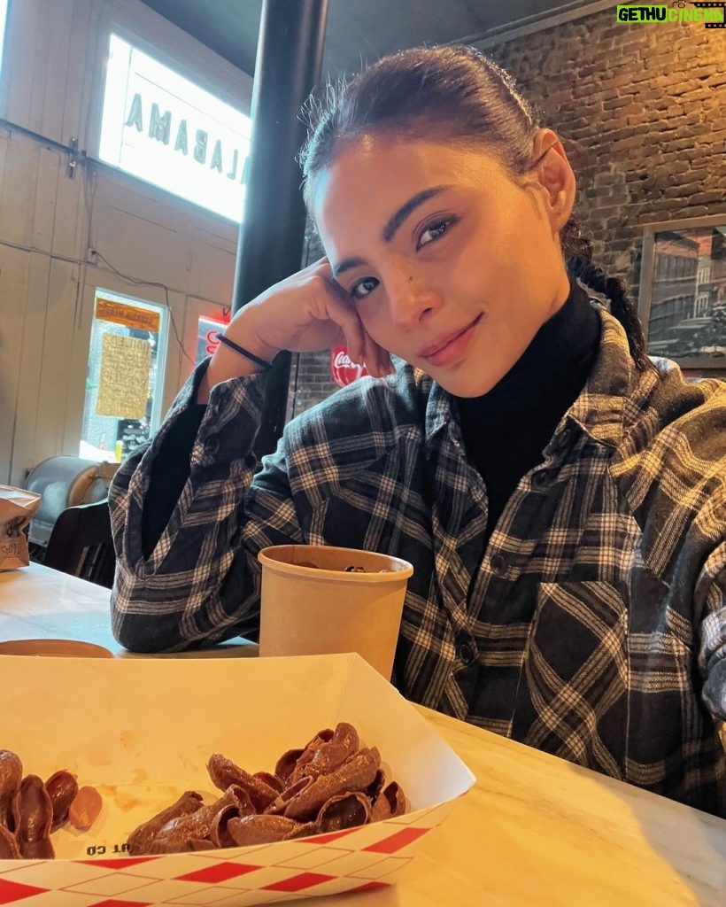 Lovi Poe Instagram - Nuts about you 🥜 Fun Fact: it’s my “once you pop, you can’t stop” favorite snack on set…@astrudgil07 can attest to that LOL 😂 Alabama Peanut Co